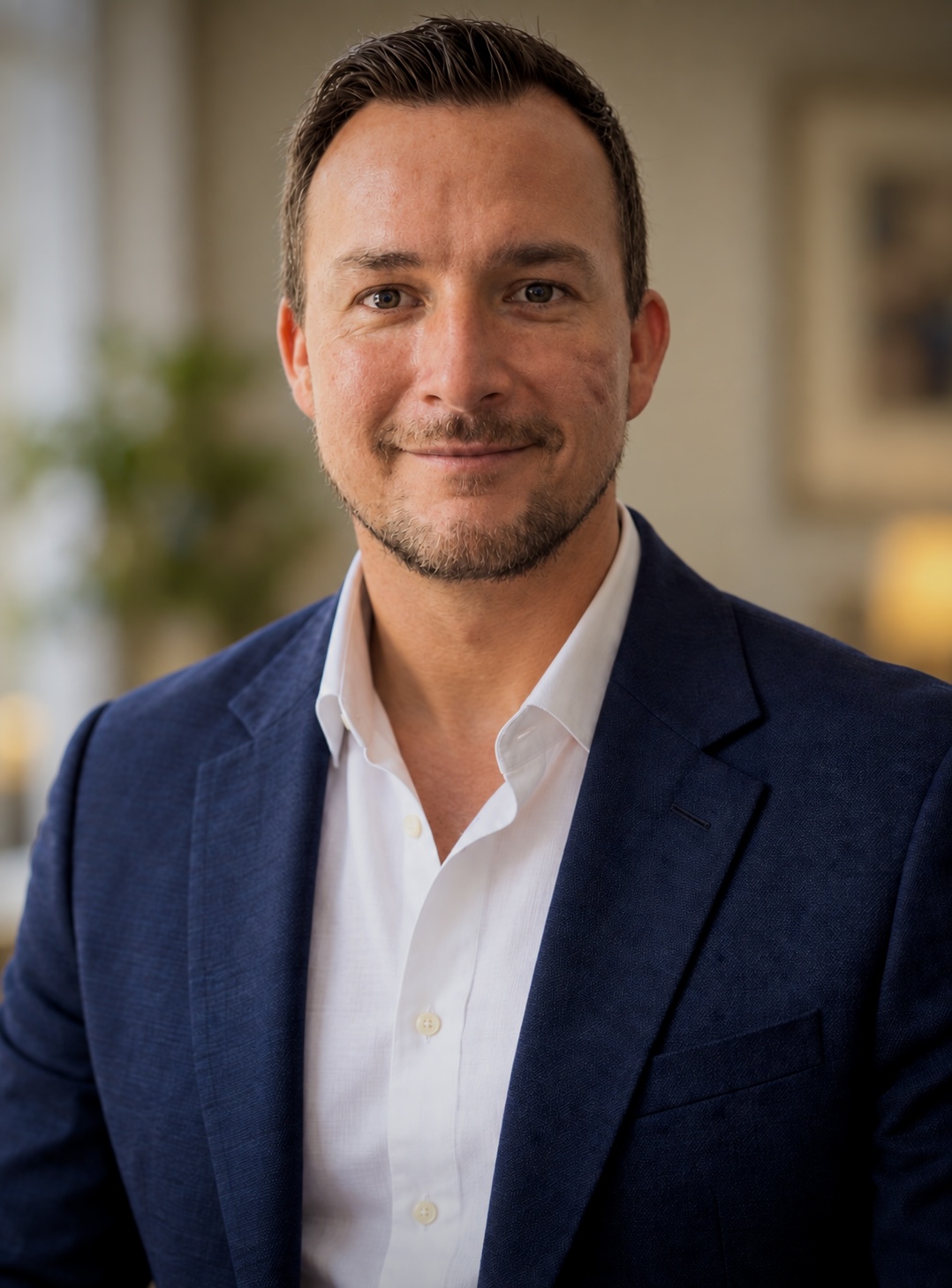 Carl Herzog im dunkelblauen Blazer